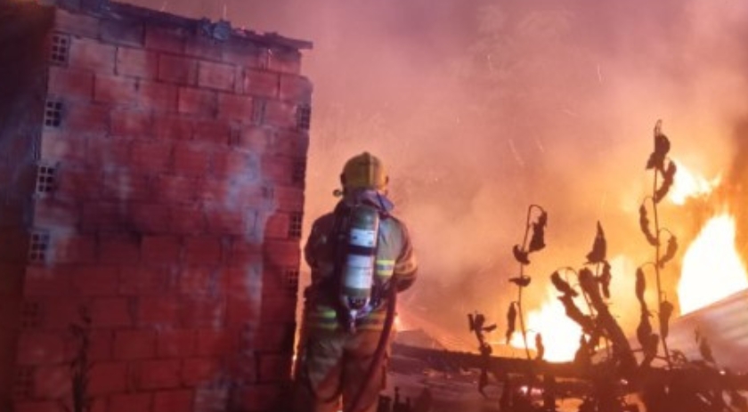 Homem é agredido e tem casa incendiada após briga