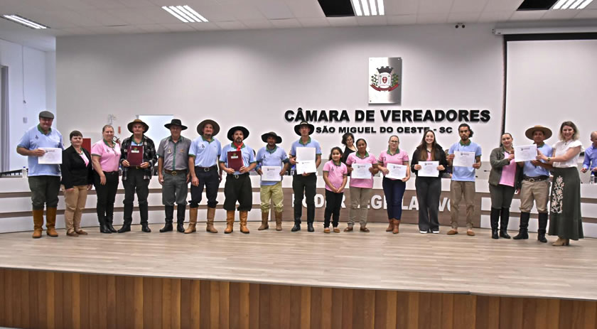 Câmara homenageia Grupo Cavalariano Mate Quente por preservação da cultura gaúcha e valores comunitários