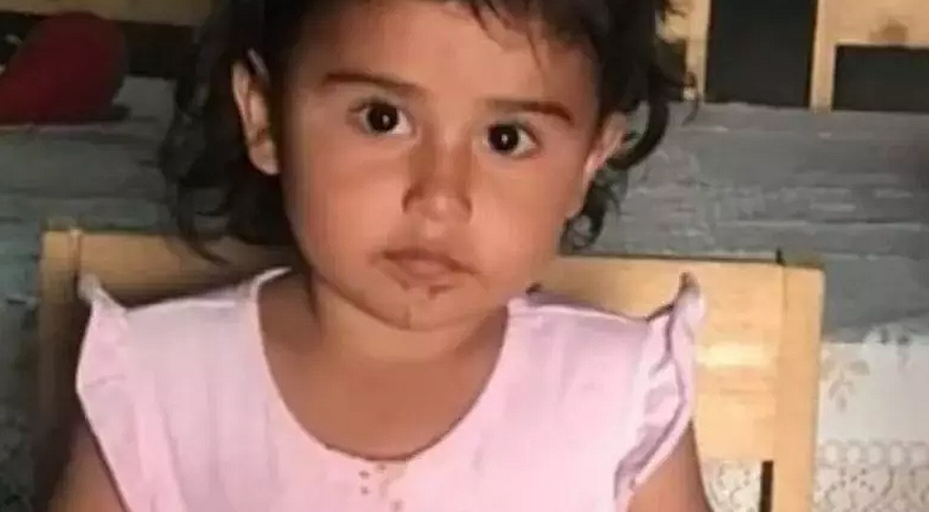 Mãe descobre filha viva durante velório ao notar vidro de caixão embaçado