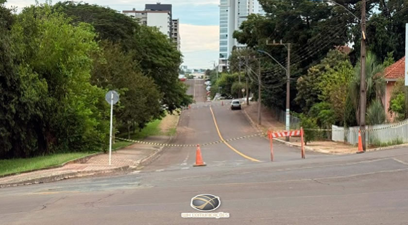 Rua é interditada após infiltração causar risco na calçada