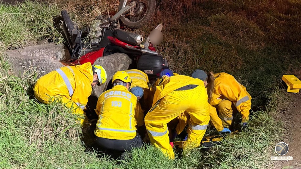 Motociclista fica gravemente ferido após saída de pista na BR-163