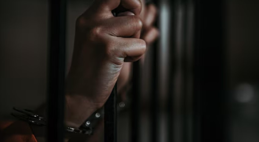 Homem com mandado de prisão é detido após furto de celular da ex