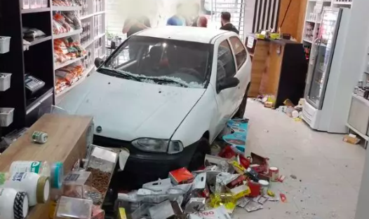 Idoso perde controle do carro, invade loja e deixa duas pessoas feridas no Oeste de SC