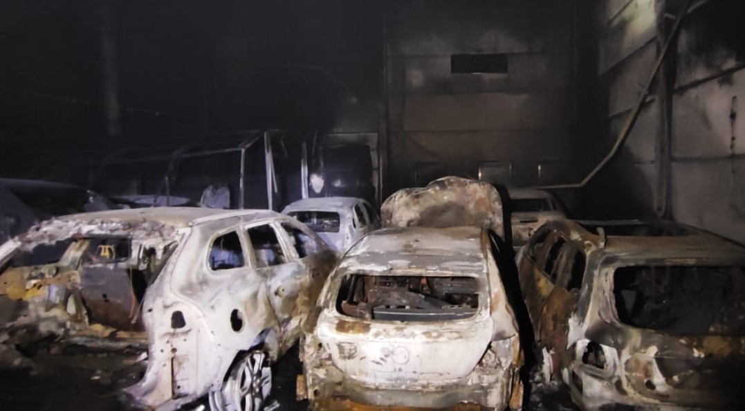 Incêndio destrói oficina mecânica e atinge 16 veículos