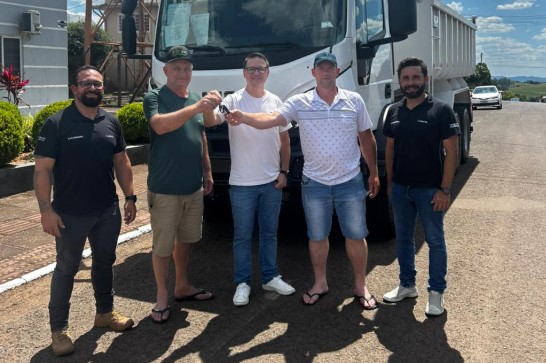 Novo caminhão reforça frota e serviços municipais