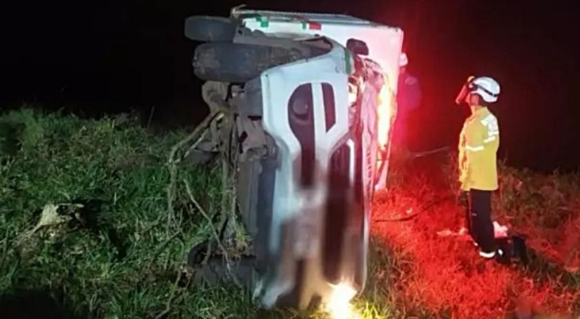 Carro que transportava cadáver sai de pista e tomba