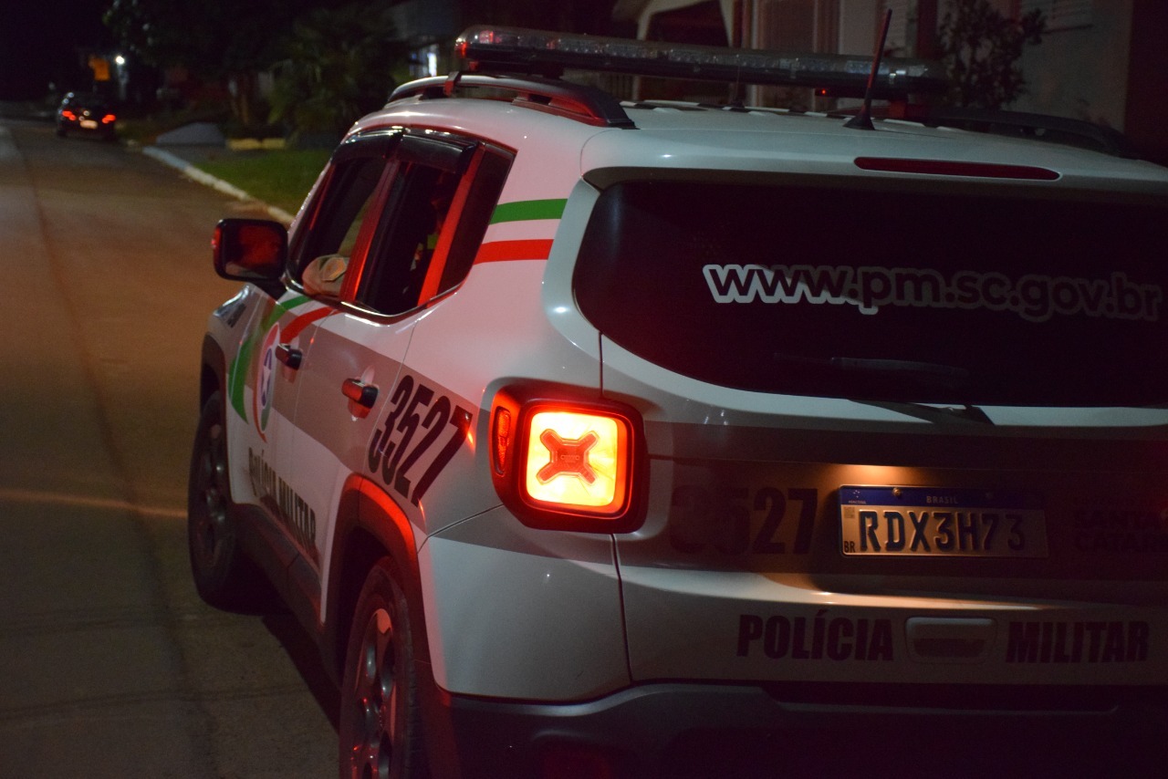 Homem "nu" invade residência e tenta estuprar mulher