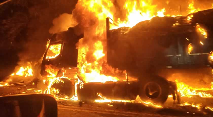 Motorista morre carbonizado após carro colidir contra caminhão e pegar fogo