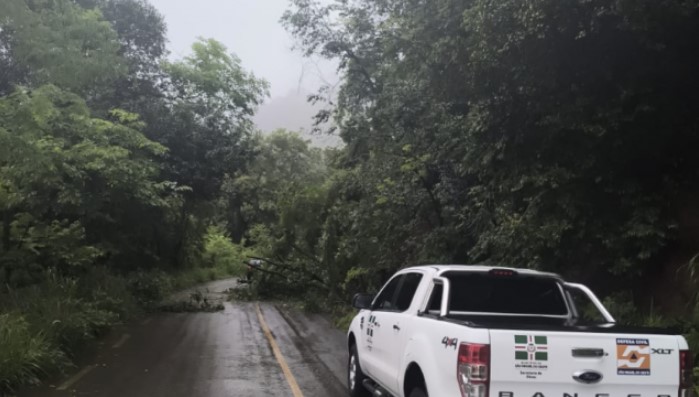 Acúmulo de chuva causa deslizamento de terra e bloqueia estrada no interior