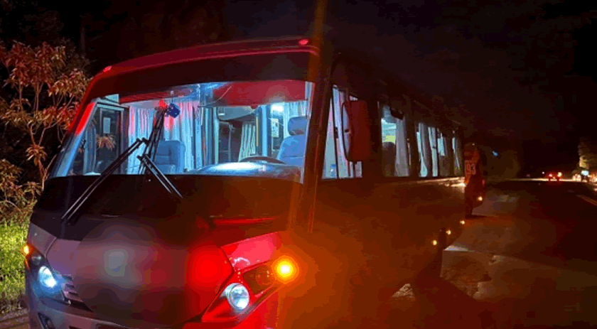 Micro-ônibus de Pinhalzinho se envolve em acidente