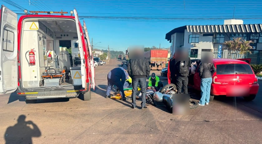 Motociclista quase vai parar dentro de carro em colisão no centro