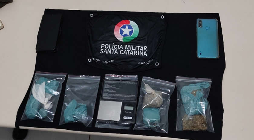 Polícia Militar prende dois homens por tráfico de drogas