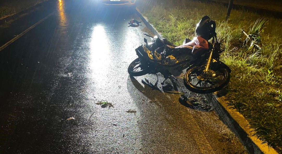 Motociclista de 38 anos morre após sofrer queda na pista