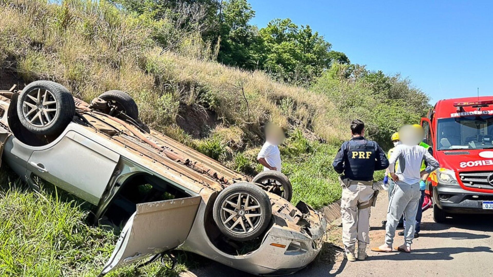 Buraco sem sinalização causa capotamento na BR-163