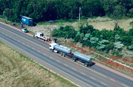 Caminhão sai da pista, bate contra árvore e motorista morre
