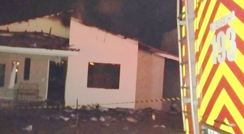 Casa é destruída pelo fogo no Oeste de SC
