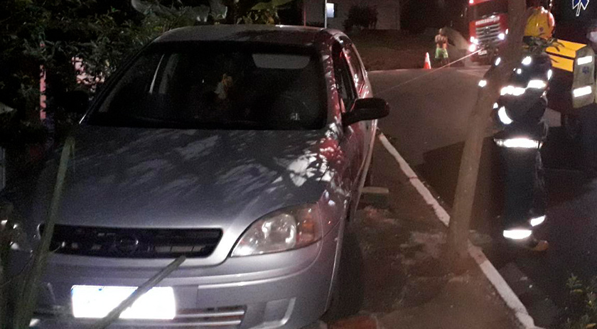 Veículo fica pendurado em local de risco