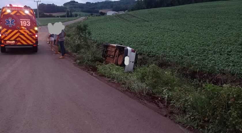 Jovem fica ferido em saída de pista seguida de capotamento