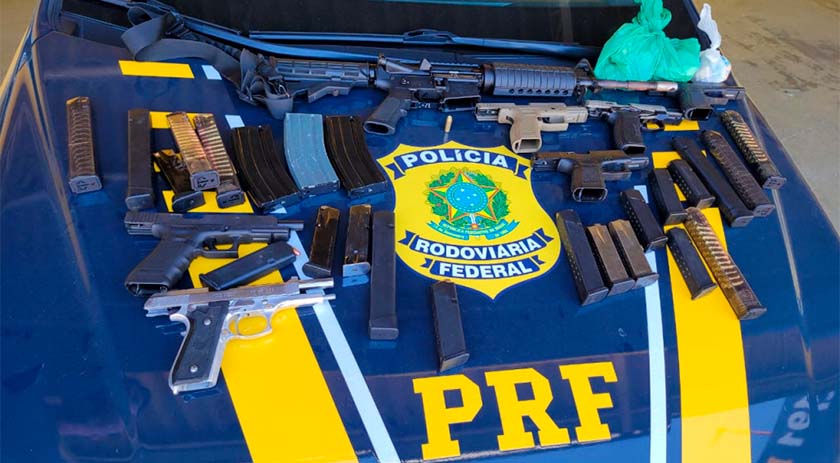 PRF apreende fuzil, pistolas e centenas de munições escondidos em fundo falso