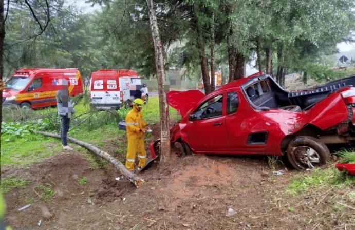 Veículo sai da pista, capota e fica preso entre árvores na BR-282