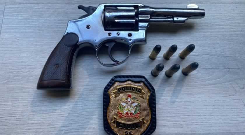 Polícia Civil apreende arma de fogo e munições em residência de investigado por violência doméstica