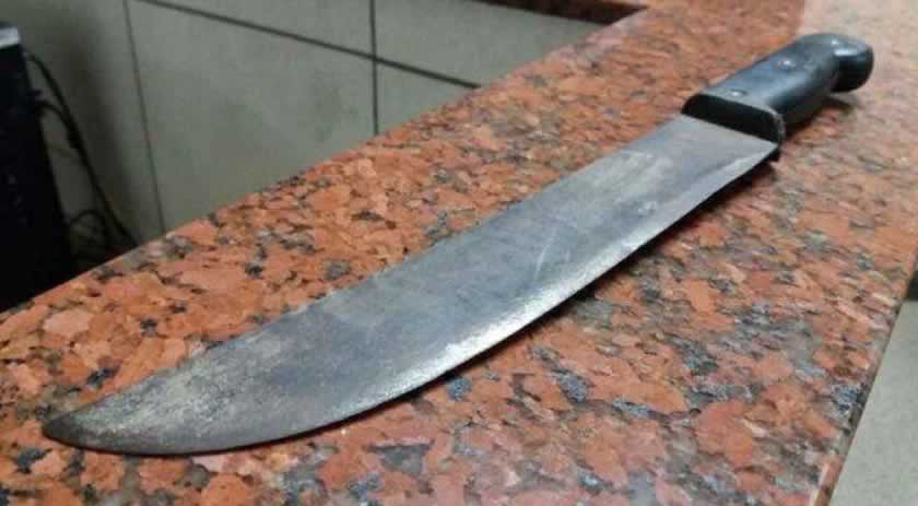 Enteado atinge padrasto com golpe de facão na cabeça