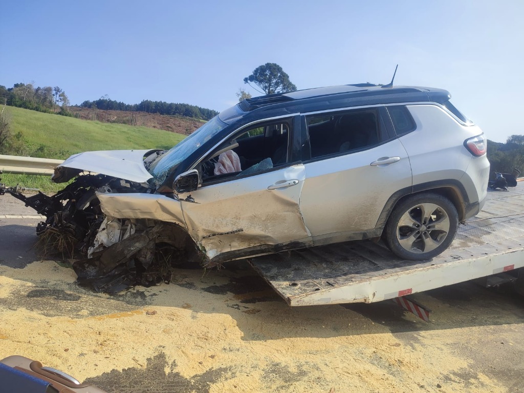 Colisão entre veículos deixa mulher morta na BR-282