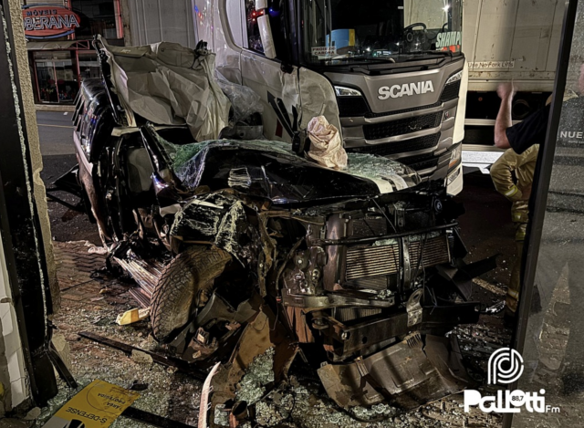 Colisão entre viatura da Polícia Civil e caminhão deixa dois policiais feridos no Paraná