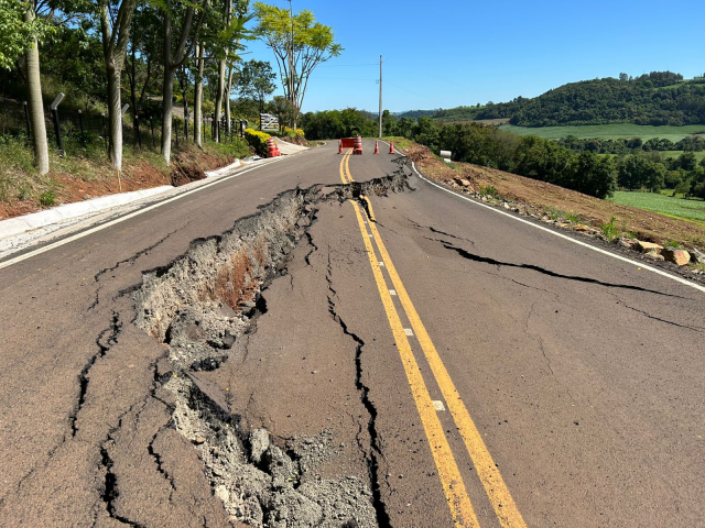 Em Maravilha, trecho do asfalto na Comunidade Tope da Serra cedeu e está interditado