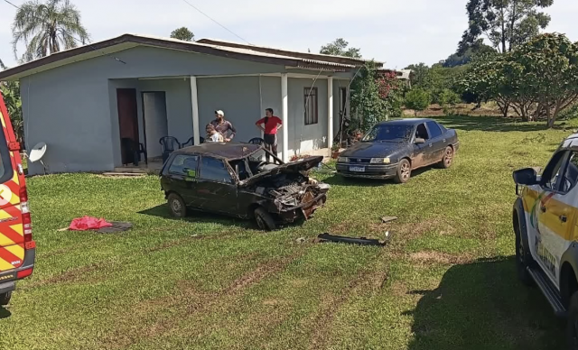 Mulher e duas crianças ficam feridas após capotamento de veículo