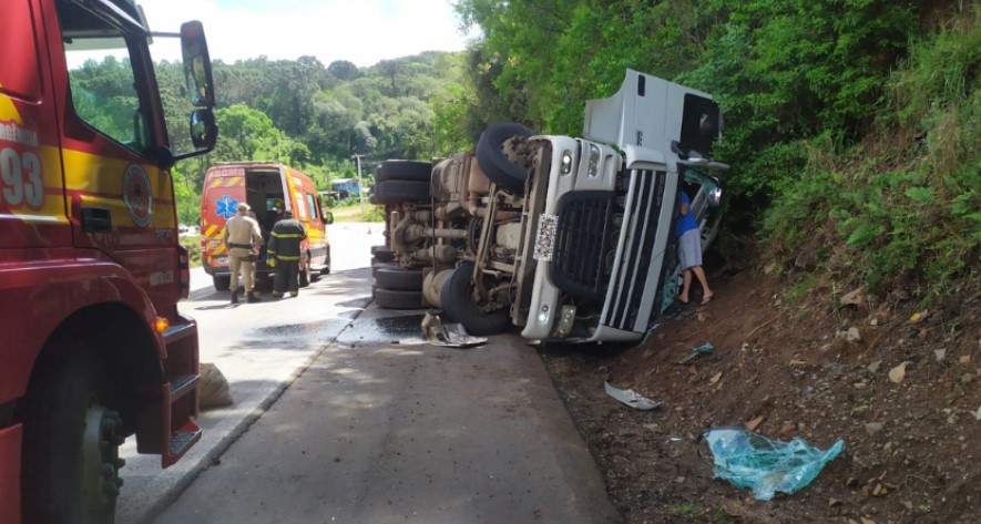Caminhoneiro é encaminhado ao hospital após tombamento de veículo na BR-282