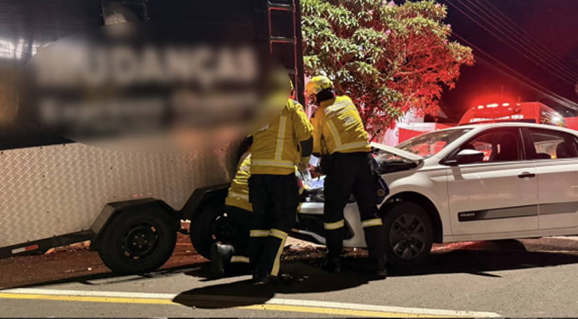 Idosa fica ferida após colisão entre carro e trailer no Centro