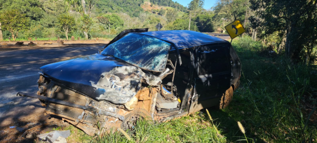 Ultrapassagem em local proibido deixa duas pessoas feridas na SC-160