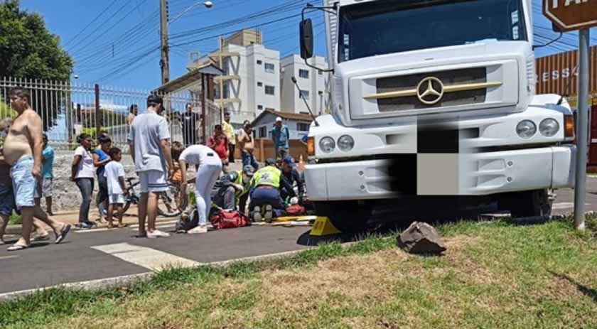 Adolescente é retirada debaixo de caminhão após ser atropelada