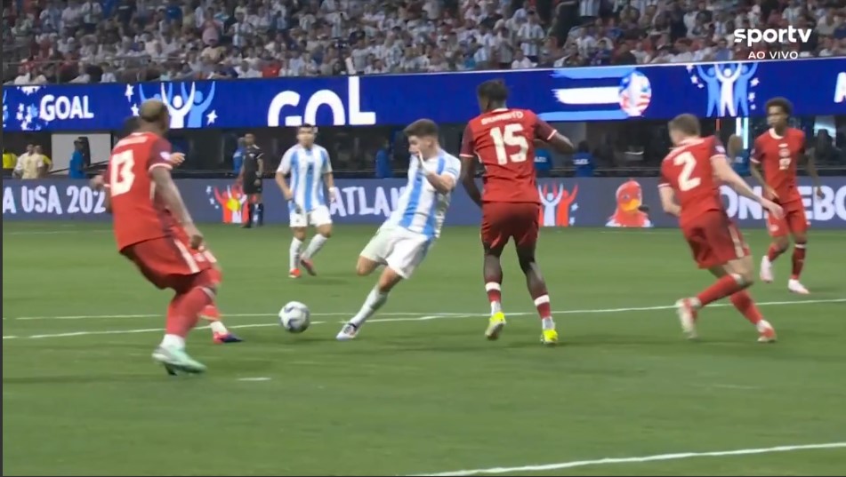 Argentina vence o Canadá na estreia, em noite de novo recorde de Messi