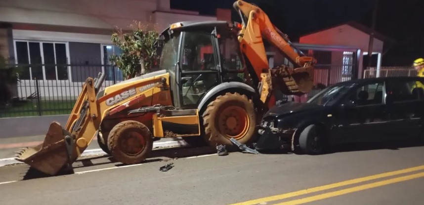 Homem fica ferido ao colidir carro em retroescavadeira