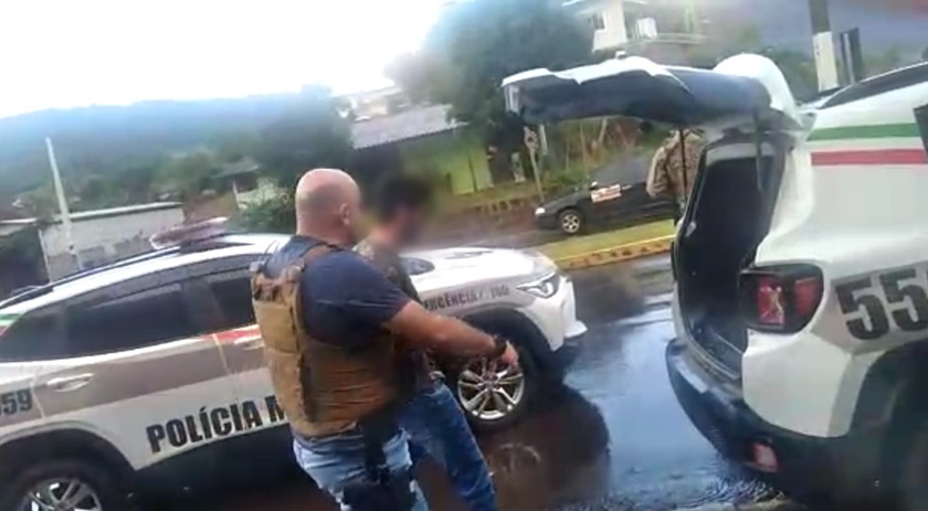 Suspeito de matar três mulheres e um homem a tiros se entrega à PM