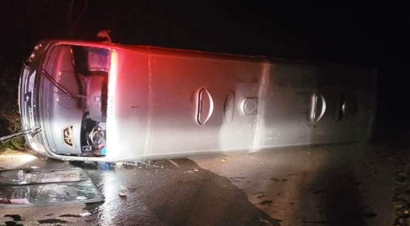 Micro-ônibus capota e deixa pessoas feridas no Oeste de SC