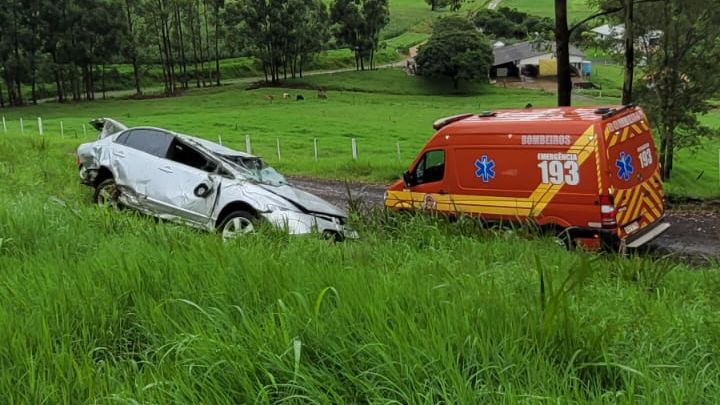 Saída de pista seguida de capotamento deixa um ferido na BR 163