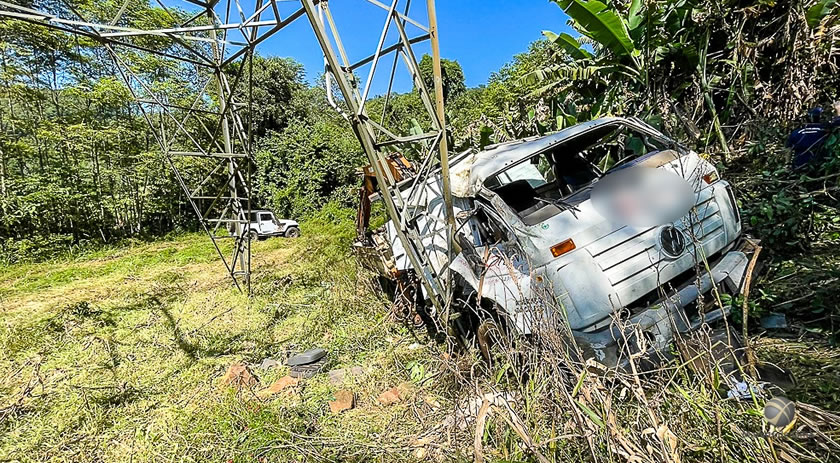 Caminhão capota em ribanceira no interior, deixando seis feridos