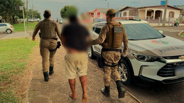 Homem tenta fugir para a mata após avistar a PM, mas acaba preso por furto