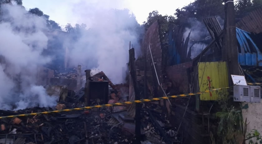 Residências pegam fogo e mobiliza Corpo de Bombeiros