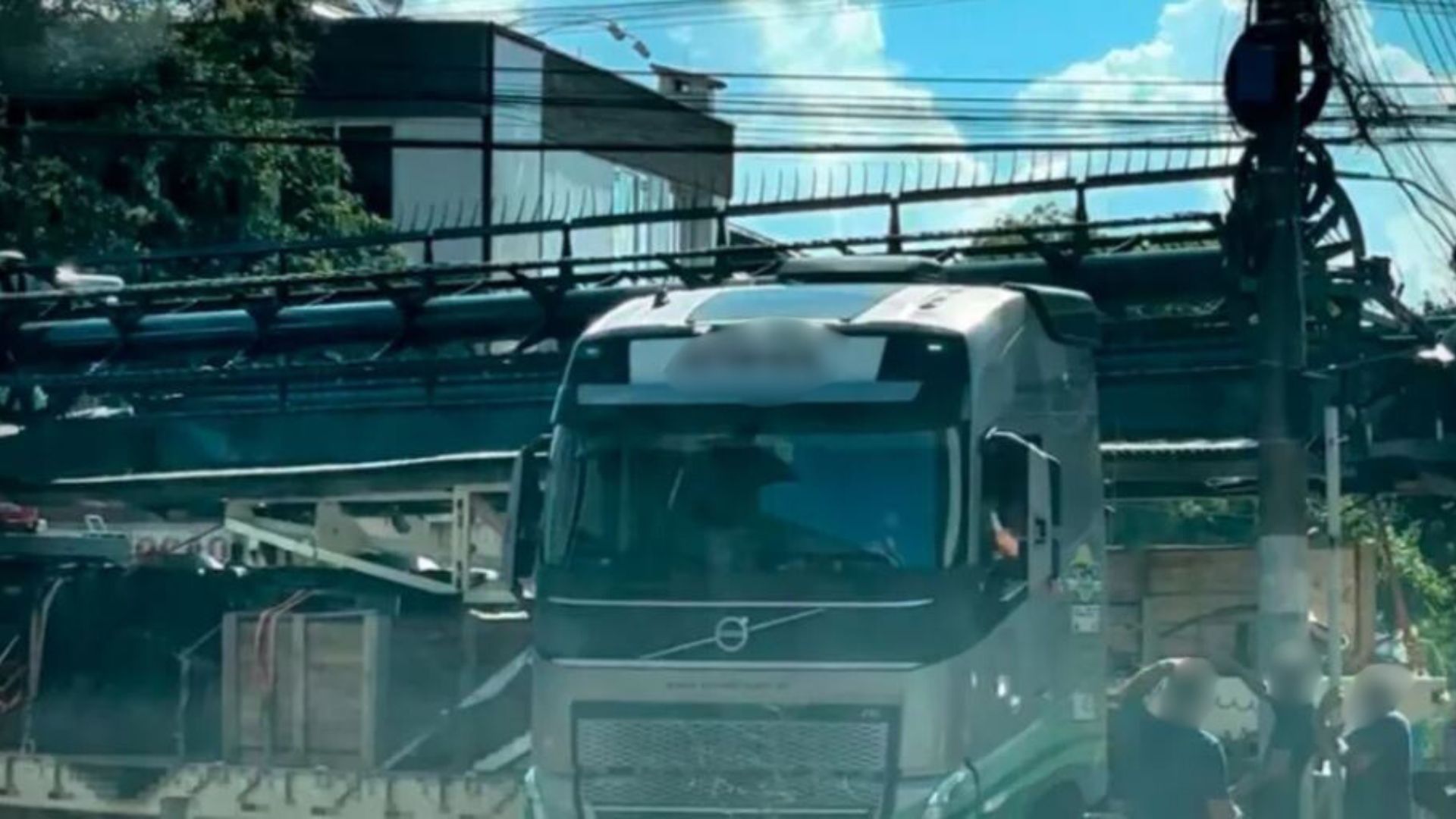 Carreta com colheitadeira bloqueia cruzamento na Rua Santos Dumont