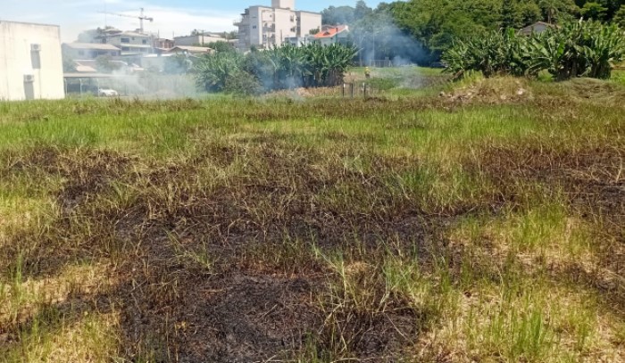 Bombeiros controlam incêndio em vegetação
