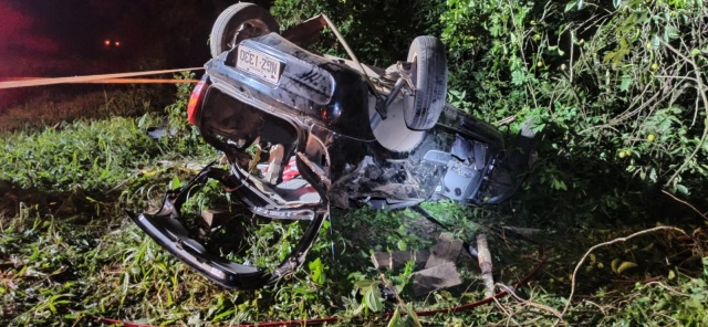 Homem fica ferido após capotamento na BR-282