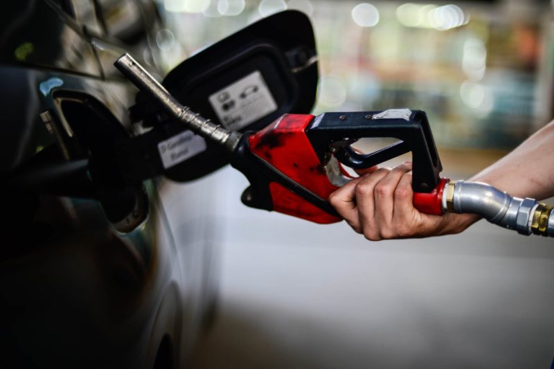 Semana começa com chance de queda no preço da gasolina; entenda