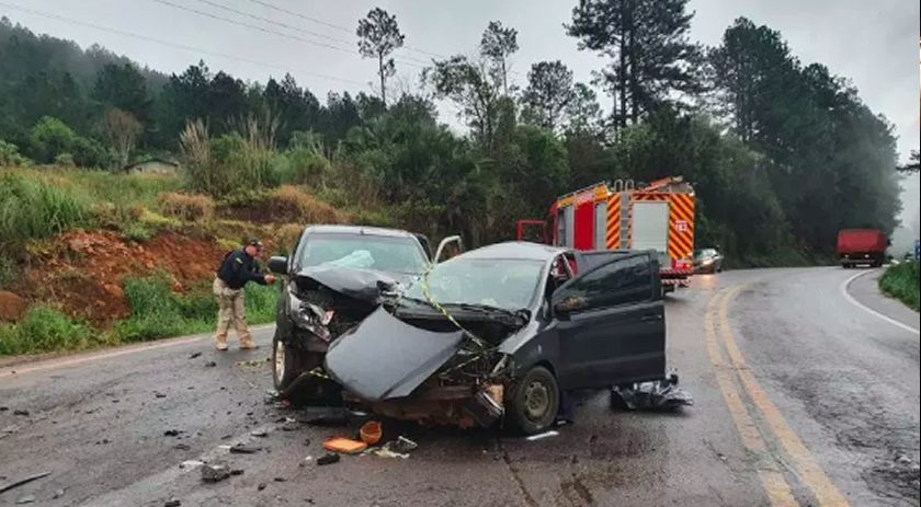 Acidente na BR-282 mata mulher e deixa sete feridos