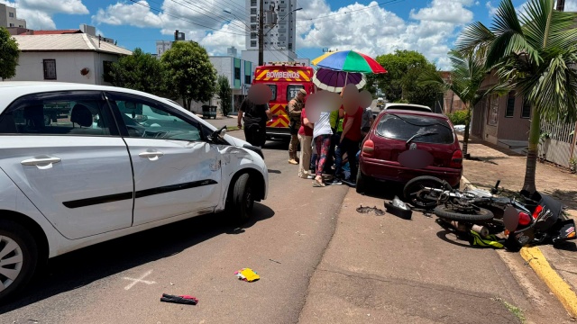 Motociclista sofre fratura de fêmur em colisão com carro