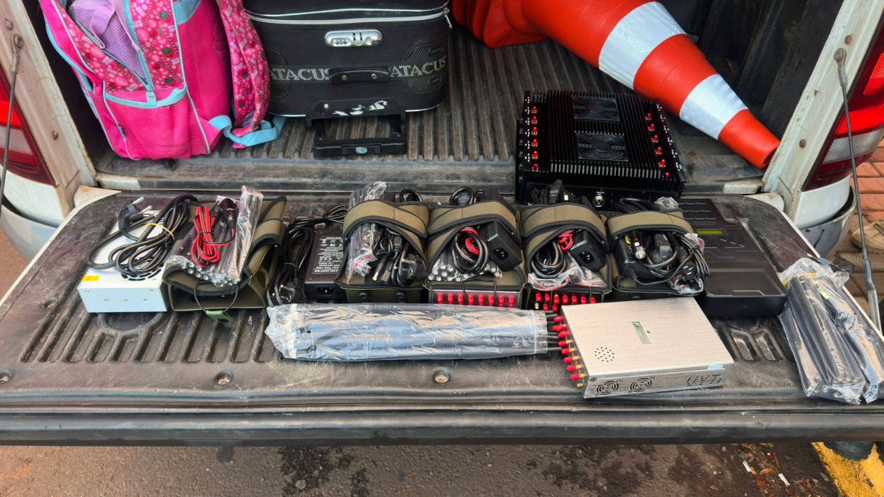 Bloqueadores de sinal são encontrados em bagagem de passageiro em abordagem de ônibus