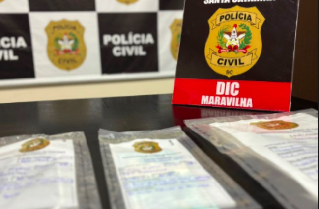 Homem é preso ao retirar pacote com dinheiro falso nos Correios